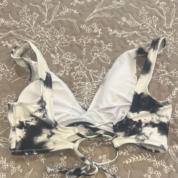 Cupshe Black and White Bikini Set - Picture 2 of 5